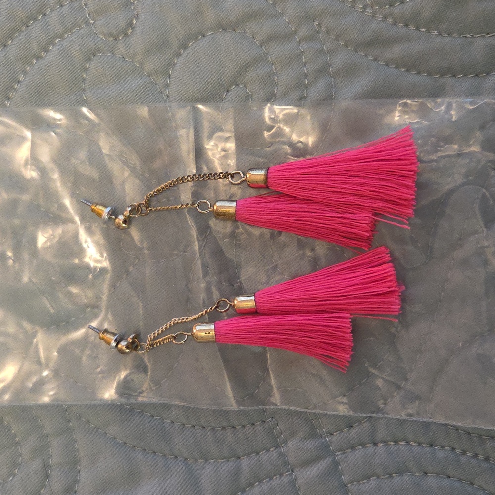 **DONATE 4/19** EUC PINK/GOLD TASSEL EARRINGS